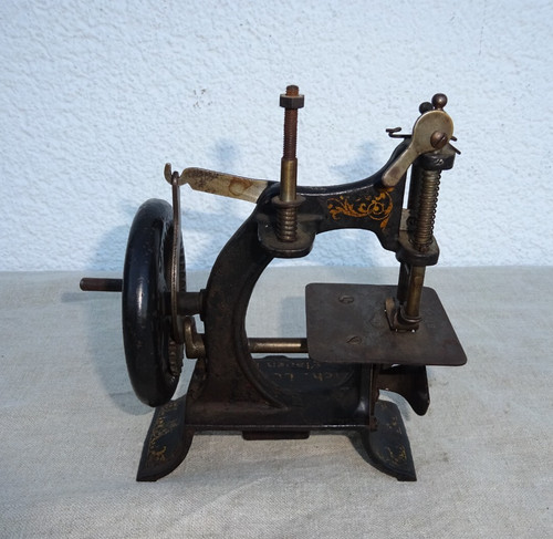 Kleine alte kindernähmaschine - kleine,